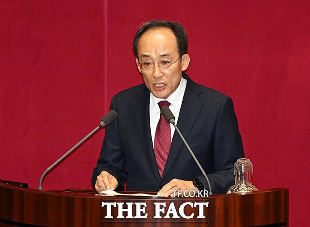 추 의원 구속 여부가 결정되는 시점과 계엄 1년이 겹치면서 그가 구속될 경우도 대비하지 않을 수 없는 상황이다. 사진은 추경호 국민의힘 의원이 27일 오후 서울 여의도 국회에서 열린 본회의에 참석해 본인의 체포동의안 상정과 관련해 신상발언을 하고 있는 모습. /배정한 기자