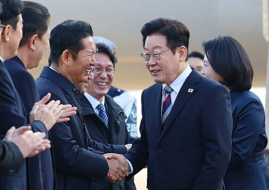 주요 20개국(G20) 정상회의 참석을 계기로 아프리카·중동 4개국 순방을 마친 이재명 대통령이 26일 성남 서울공항에 도착해 더불어민주당 정청래 대표와 악수하고 있다. 연합뉴스