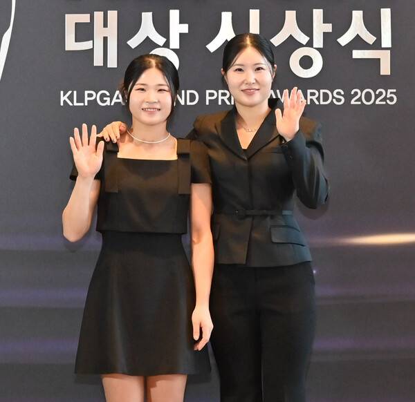 11월 28일 진행된 '2025 KLPGA 대상 시상식'에 참석한 한국여자프로골프(KLPGA) 투어 '버디 폭격기 자매' 동생 고지원, 언니 고지우 프로. 동생 고지원 프로가 기량발전상(Most Improved Player Award)을 수상했다. 사진제공=KLPGA (사진을 무단으로 사용하지 마십시오.)