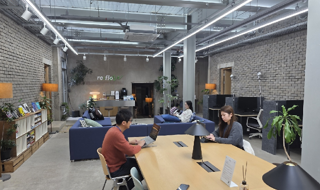 제주시 원도심 워케이션 거점 ‘리플로우’. 일본 워케이션협회와 실무진이 마지막 일정 점검을 진행한 현장. (제주관광공사 제공)