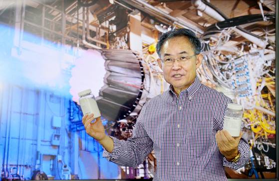 질화붕소나노튜브(BNNT)는 고열을 견뎌야 하는 전투기나 우주로켓의 연소기에도 활용될 수 있다. 김재우 대표가 파우더 형태의 BNNT를 들고 설명하고 있다. 김성태 객원기자