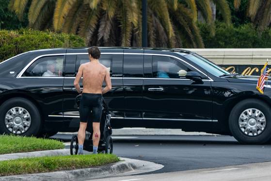 도널드 트럼프 미국 대통령이 워싱턴 백악관 인근에서 주방위군을 노린 총격 테러가 발생한 다음날인 27일(현지시간) 자신의 소유한 플로리다주 웨스트팜비치에 위치한 트럼프 인터내셔널 골프 클럽에서 골프 라운드를 마친 뒤 골프장을 떠나고 있다. AP=연합뉴스