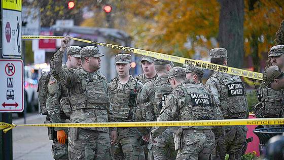 26일(현지시간) 워싱턴 백악관 바로 앞에서 주방위군을 대상으로 한 총기 테러가 발생한 직후 워싱턴에 투입된 주방위군 병력들이 범행 현장 통제 작업에 투입됐다. AFP=연합뉴스