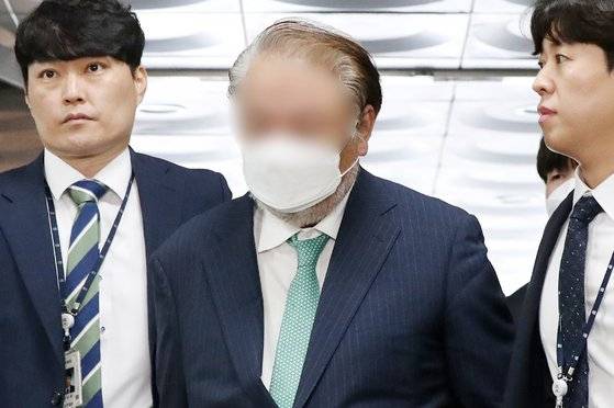 '백현동 개발 특혜 의혹' 사건의 핵심 인물 중 한 명인 정바울 아시아디벨로퍼 대표가 2023년 6월 9일 오전 서울 서초구 서울중앙지방법원에서 열린 영장실질심사에 출석하고 있는 모습. 뉴스1