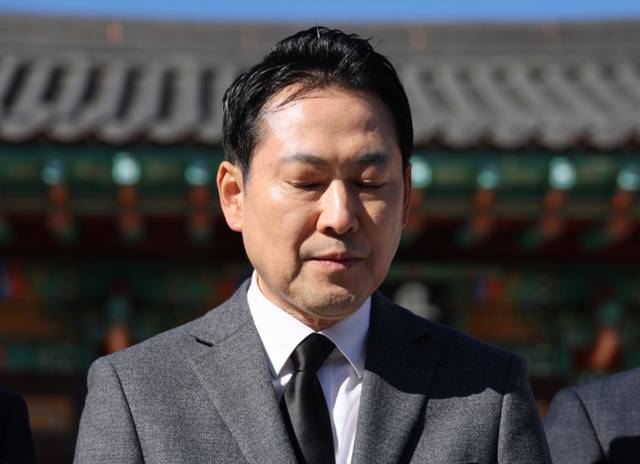 ▲ 국민의힘 장동혁 대표가 28일 대구 동구 국립신암선열공원을 찾아 참배한 뒤 생각에 잠겨 있다. 연합뉴스