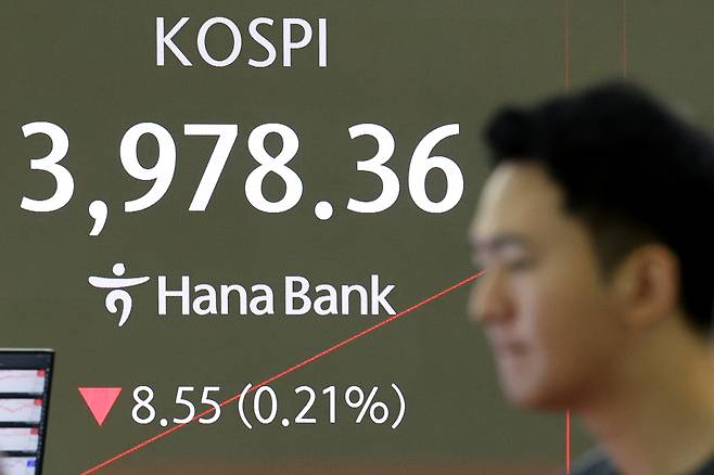 28일 서울 중구 하나은행 딜링룸 현황판에 코스피 지수가 표시되고 있다. 연합뉴스