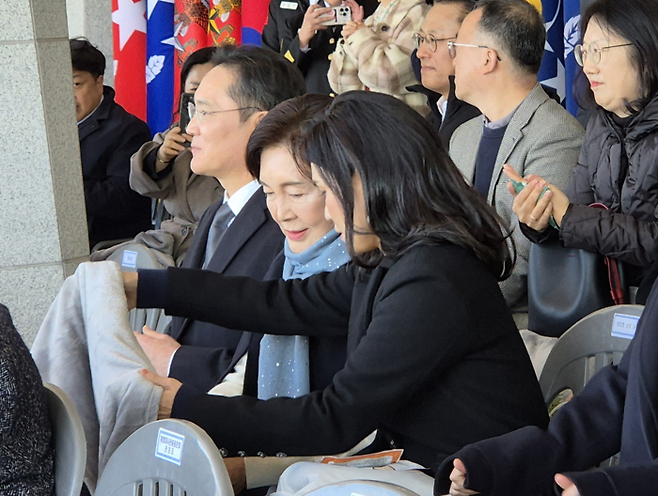 28일 오후 경남 창원시 해군사관학교에서 열린 학사사관후보생 139기 임관식에 참석한 이재용 삼성전자 회장, 홍라희 삼성미술관 리움 명예관장, 이서현 삼성물산 사장(왼쪽부터 차례대로). . <공동취재단>