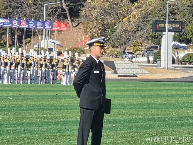 이재용 삼성전자 회장의 장남 이지호씨가 28일 경남 창원 해군사관학교에서 열린 해군 학사사관후보생 139기 임관식의 기수 대표로 제병 지휘를 위해 서 있는 모습. /사진=최지은 기자
