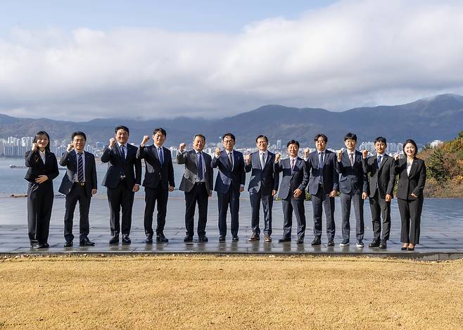 지난 27일 두산에너빌리티 창원 본사에서 진행된 해외 발전 프로젝트 경쟁력 강화를 위한 업무협약 체결식에서 한전KPS 김홍연 사장(오른쪽 여섯 번째)과 두산에너빌리티 윤요한 마케팅부문장(왼쪽 여섯 번째)을 비롯한 양사 관계자들이 기념촬영을 하고 있다.