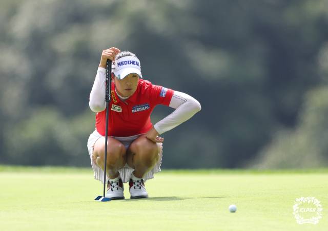 그린을 읽고 있는 김아림. 사진 제공=KLPGA