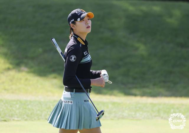 퍼팅 후 이동하고 있는 방신실. 사진 제공=KLPGA