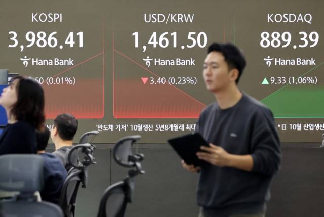 28일 서울 중구 하나은행 딜링룸. 연합뉴스