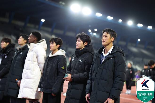 서울 이랜드 선수들이 27일 목동종합운동장에서 열린 성남FC와의 K리그2 준플레이오프 0-1 패배로 탈락이 확정된 뒤 팬들에게 인사하고 있다. /사진=한국프로축구연맹 제공