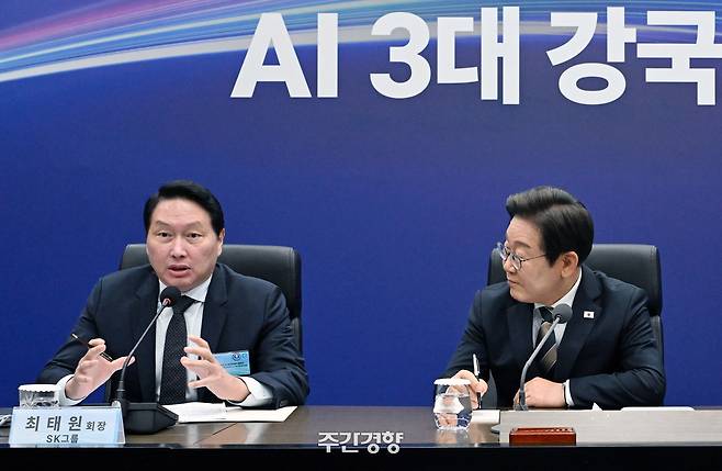 이재명 대통령이 지난 6월 20일 울산전시컨벤션센터에서 열린 ‘인공지능(AI) 글로벌 협력 기업 간담회’에서 최태원 SK 회장의 발언을 듣고 있다. 김창길 기자