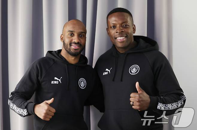 전 맨시티 선수이자 현재 클럽 앰배서더인 페이비언 델프(왼쪽)와 네덤 오누오하가 28일 오후 서울 중구 젠지 GGX에서 뉴스1과 인터뷰를 하고 있다. ⓒ News1 박지혜 기자