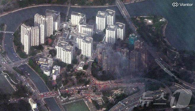 위성에서 본 홍콩 아파트 화재 현장. ⓒ AFP=뉴스1 ⓒ News1 박형기 기자