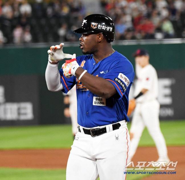 13일 부산 사직구장에서 열린 롯데 자이언츠와 한화 이글스의 경기. 6회말 2사 1,3루 한화 페라자가 적시타를 날린 뒤 환호하고 있다. 부산=박재만 기자 pjm@sportschosun.com/2024.09.13/