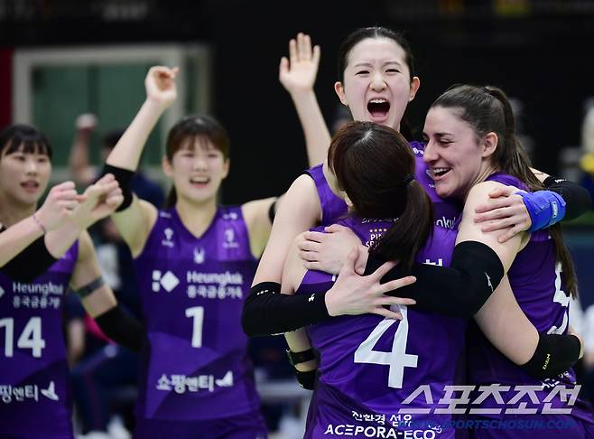 29일 수원체육관에서 열린 배구 V리그 여자부 흥국생명과 현대견설의 경기. 1세트를 따내고 기뻐하는 흥국생명 선수들. 수원=송정헌 기자songs@sportschosun.com/2025.11.29/