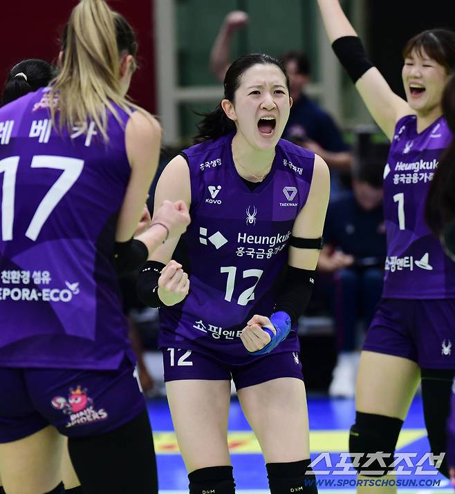 1세트를 따내고 기뻐하는 흥국생명 이다현.