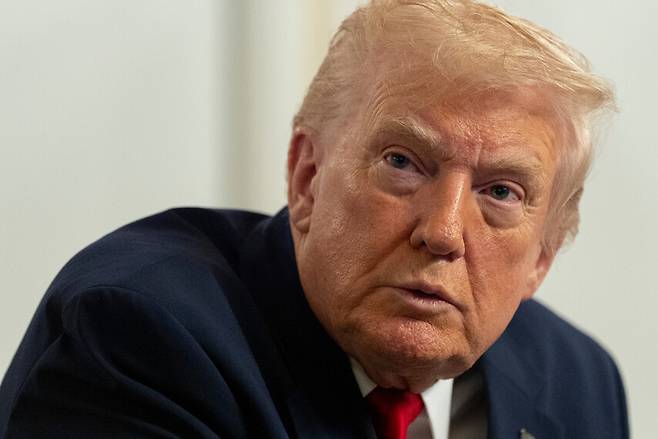 도널드 트럼프 미국 대통령이 추수감사절인 27일(현지시각) 한 행사에 참석한 뒤 기자들과 질의 응답을 하고 있다. AP/연합