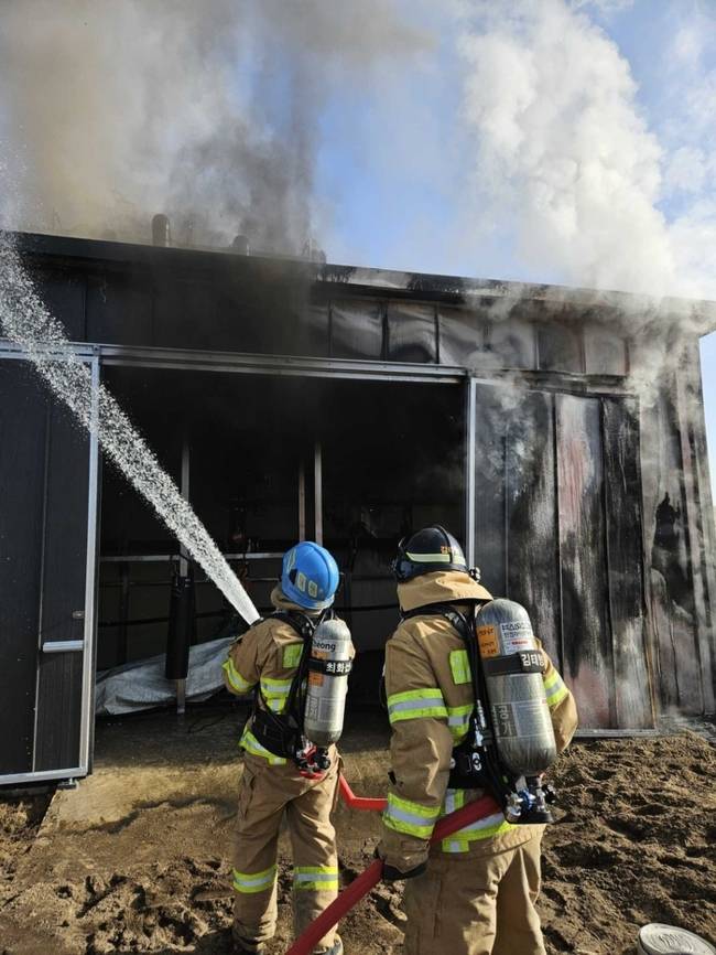 ▲ 29일 오전 10시 4분쯤 고성군 간성읍의 한 양식장 펌프장에서 불이 나 펌프장 절반이 불에 타 소방당국 추산 250여만원의 재산피해가 났다. 강원소방본부 제공