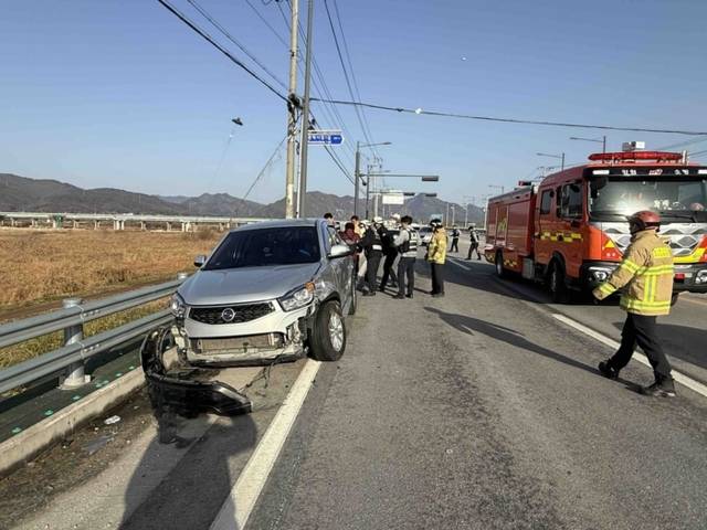 ▲ 29일 오전 9시 46분쯤 원주시 문막읍의 한 도로에서 SUV가 승용차를 들이받아 60대 여성이 어깨에 부상을 입고 병원으로 이송됐다.