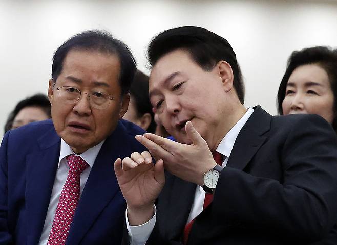 2023년 7월 윤석열 당시 대통령이 대구 엑스코에서 열린 ‘바르게살기운동 전국회원대회’에서 홍준표 당시 대구시장과 대화하고 있다. 대통령실통신사진기자단