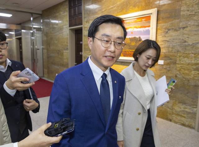 장경태 더불어민주당 의원이 27일 국회에서 취재진 질문을 받으며 이동하고 있다. 서울경찰청 여성청소년범죄수사계는 한 여성이 장 의원을 준강제추행 혐의로 고소한 사건을 서울 영등포경찰서로부터 이첩받고 사실관계 확인에 들어간 것으로 알려졌다. 장 의원은 페이스북을 통해 “전혀 사실이 아닌 허위 무고와 관련 음해에 대해 법적 조치를 포함해 강력 대응하겠다”며 의혹을 전면 부인했다. 연합뉴스