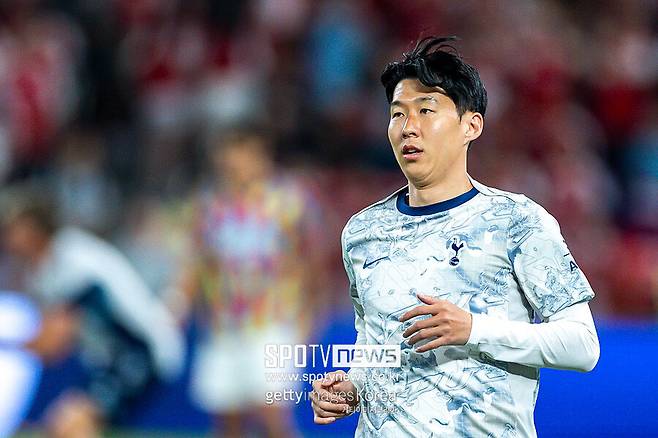 ▲ 손흥민은 지난여름 이적 발표 직후 곧바로 토트넘을 떠나야 했다. 홈팬들과 마지막 눈인사를 하지 못한 채 10년의 시간을 뒤로 한 손흥민은 최근 콘텐츠 촬영에서도 “홈 팬들과 제대로 인사를 나누지 못했다. 서로 인사할 자격이 있다고 생각한다”고 강조했다.