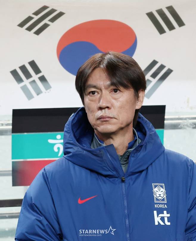 축구 국가대표 A매치 친선경기 대한민국과 가나의 경기가 18일 서울월드컵경기장애서 열렸다. 홍명보 감독이 그라운드를 응시하고 있다. /사진=김진경 대기자