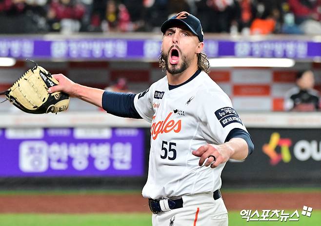 30일 오후 대전 한화생명 볼파크에서 열린 '2025 신한 SOL Bank KBO 한국시리즈' LG 트윈스와 한화 이글스의 4차전 경기, 8회초 2사 2루 한화 와이스가 마운드를 내려가고 있다. 엑스포츠뉴스DB