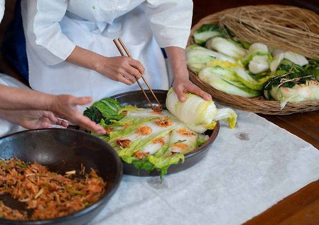 반지 김치 담금 시연 모습. 사진=광주관광공사 및 한식진흥원 제공.