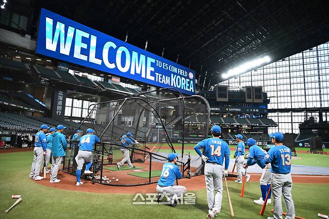 29일 일본 에스콘필드 홋카이도에서 ‘한일 드림 플레이어즈 게임’에 참가한 한국 선수들이 가볍게 몸을 풀었다. 이 게임은 한국과 일본 프로야구를 대표했던 스타들이 총 출동해 양국의 우정을 이어간다. 이대호가 프리배팅을 하고 있다. 사진 | 공동취재단