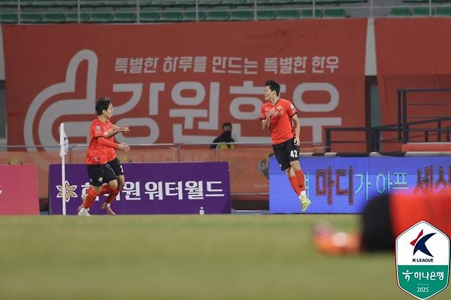 득점 후 기뻐하는 강원 모재현. 제공 | 한국프로축구연맹