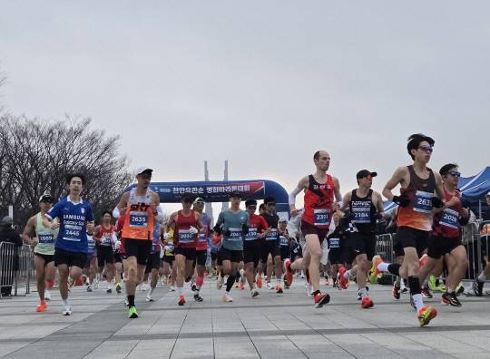 30일 천안 독립기념관에서 열린 2025 천안유관순평화마라톤대회에서 선수들이 시총에 맞춰 주로를 내달리고 있다. 박하늘 기자