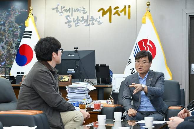 28일 경남 거제시청 집무실에서 변광용 거제시장이 동아일보와의 인터뷰에서 “거제시 민생회복지원금이 정부 소비쿠폰 효과를 확대해 지역 경제를 살리는 마중물이 될 것”이라고 강조하고 있다. 거제시 제공