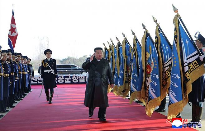 김정은 국무위원장이 딸 주애와 함께 지난 28일 제2공군사단 59길영조영웅연대 갈마비행장에서 북한 공군 창설 80주년 기념행사에 참석해 장병들을 치하하고 항공절 기념 공군 시위비행 및 기념보고대회와 기념공연을 관람했다고 조선중앙통신이 30일 보도했다. 연합뉴스