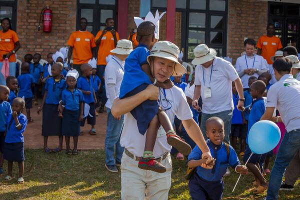 지난해 정웅기 명예회장이 르완다 해외아동과 운동회에 참여하고 있다. 초록우산 경기지역본부 제공