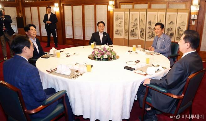 (서울=뉴스1) 이광호 기자 = 김민석 국무총리와 여당 대표 등이 14일 오후 서울 종로구 삼청동 국무총리 공관에서 열린 당정대 고위급 만찬 회동에서 환담하고 있다. 왼쪽부터 시계방향으로 강훈식 대통령 비서실장, 김민석 총리, 더불어민주당 정청래 대표, 김병기 원내대표, 우상호 대통령실 정무수석. (공동취재) 2025.9.14/뉴스1 Copyright (C) 뉴스1. All rights reserved. 무단 전재 및 재배포, AI학습 이용 금지. /사진=(서울=뉴스1) 이광호 기자