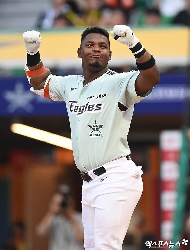 한화 이글스는 지난 29일 외국인 타자 요나단 페라자를 영입했다고 공식 발표했다. 페라자의 계약 규모는 계약금 20만 달러, 연봉 70만 달러, 옵션 10만 달러 등 총액 100만 달러 규모다. 지난 2024시즌 한화에서 활약한 뒤 재계약에 실패했으나 올해 미국 마이너리그 활약이 좋았다는 게 한화 구단 평가다. 지난해 류현진도 고개를 젓게 한 페라자의 수비가 과연 나아졌을지가 내년 활약상 관건으로 떠올랐다. 엑스포츠뉴스DB