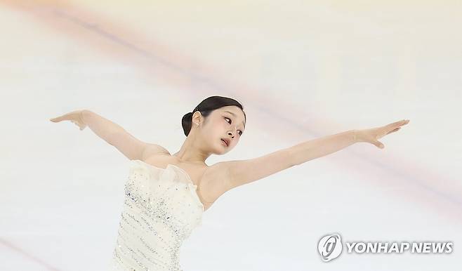 연기 펼치는 신지아 (서울=연합뉴스) 신준희 기자 = 30일 목동아이스링크에서 열린 2025 전국남녀 피겨스케이팅 회장배 랭킹대회 여자 싱글 프리스케이팅에 출전한 신지아가 경기를 펼치고 있다.
이번 대회는 2026 밀라노·코르티나담페초 동계올림픽에 나설 대표팀 선수(남자 2명·여자 2명)를 뽑기 위한 1차 선발전이다. 2025.11.30 hama@yna.co.kr