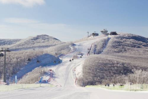 ◇하이원리조트 스키장이 예년보다 1주일 빠른 28일 2025~2026 스키장 개장식을 갖고 아테나 3-1 슬로프와 눈썰매장을 우선 오픈했다.