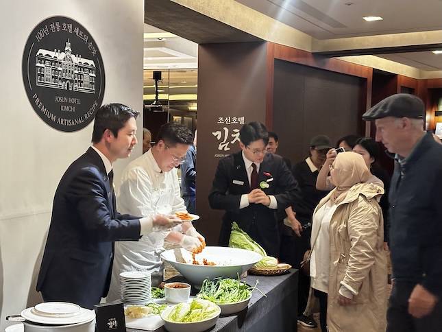 지난 27일 웨스틴 조선 서울 이그제큐티브 라운지에서 진행된 김치 시연에서 외국인 투숙객들이 김병오 조선호텔앤리조트 김치생산팀장에게 질문하고 있다. / 사진=조선호텔앤리조트