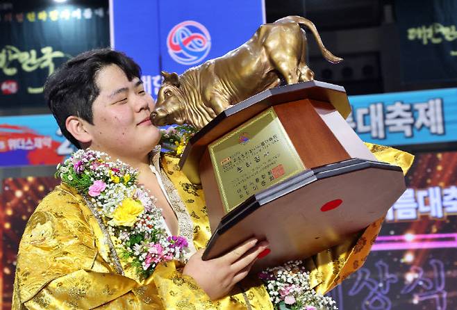 천하장사 황소트로피에 입을 맞추는 김민재. 사진=대한씨름협회