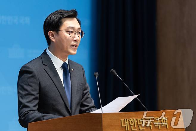 여성 비서관 성추행 의혹에 휩싸인 장경태 더불어민주당 의원이 지난달 30일 서울 여의도 국회 소통관에서 입장을 밝히고 있다. 2025.11.30/뉴스1 ⓒ News1 이승배 기자