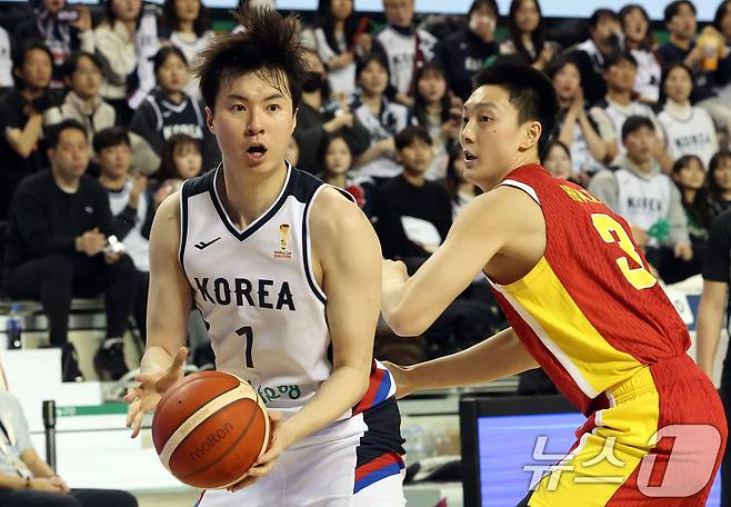 1일 강원도 원주시 동부DB프로미 아레나에서 열린 2027 국제농구연맹(FIBA) 월드컵 아시아 예선 1라운드 B조 2차전에서 이현중이 드리블을 하고 있다. 한편 지난달 28일 한국은 중국 베이징에서 열린 1차전 원정 경기에서 중국을 80-76으로 격파했다. 2025.12.1/뉴스1 ⓒ News1 김명섭 기자