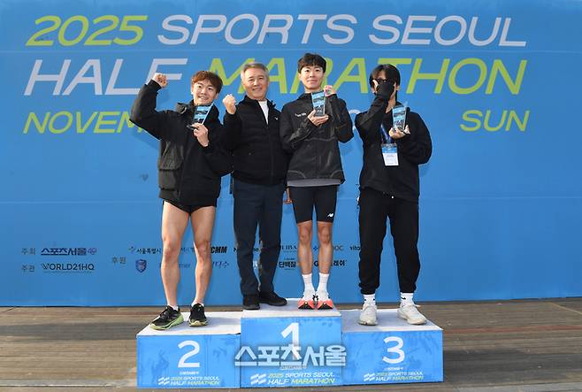 30일 서울 도심 일대에서 열린 ‘2025 스포츠서울 하프마라톤’에서 남자 10km 수상자들이 시상자인 굿모닝미디어그룹 김상혁 회장과 기념촬영을 하고 있다. 왼쪽부터 2위 권태민, 김상혁 회장, 1위 양태은, 3위 임이민영. 사진 | 박진업 기자 upandup@sportsseoul.com