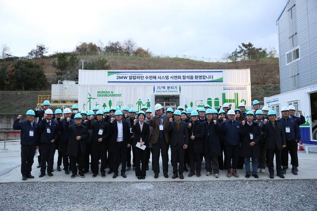 한국남부발전은 비에이치아이(BHI)와 공동으로 연구해 온 국내 최대 ‘2㎿급 알카라인 수전해 시스템’ 개발을 완료하고 지난달 27일 시연회를 진행했다. / 남부발전
