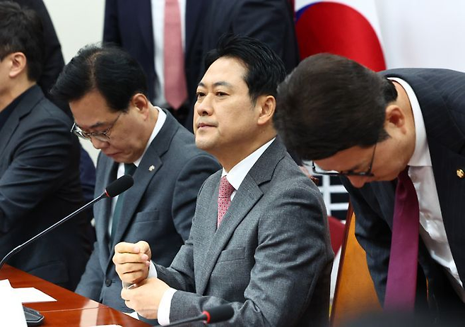 장동혁 국민의힘 대표가 1일 오전 국회에서 열린 최고위원회의에 참석해 있다. ⓒ뉴시스
