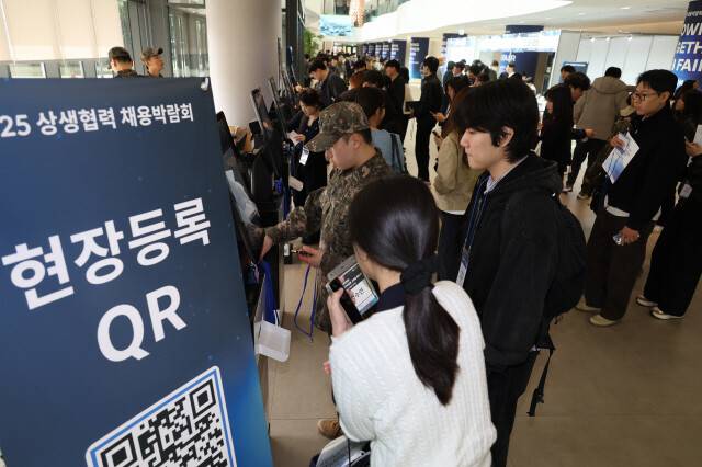 대기업 협력사 500여곳 참여 취업박람회 10월21일 서울 강서구 코엑스 마곡에서 열린 ‘2025 상생협력 채용박람회’를 찾은 구직자들이 채용공고를 살펴보고 있다. 류우종 선임기자 wjryu@hani.co.kr